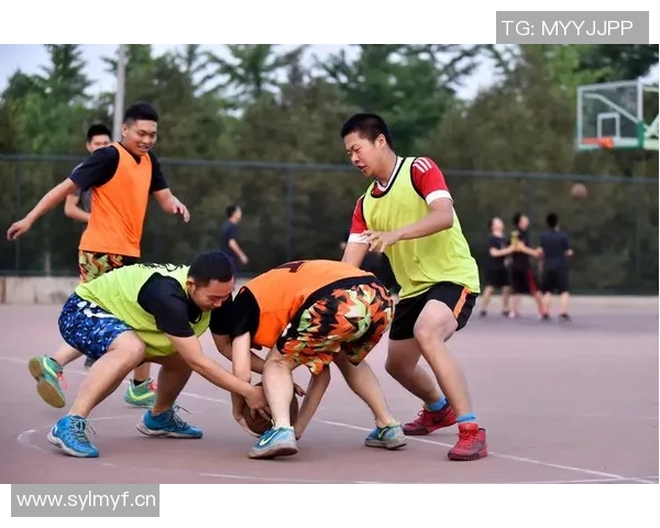 卢指导赞比尔对抗训练表现出色移动能力令人印象深刻 卢指导赞比尔对抗训练表现出色移动能力令人印象深刻