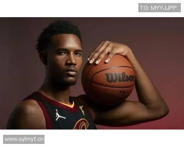 小莫布里首秀表现亮眼18分钟内砍下12分6板2助助球队取胜 小莫布里首秀表现亮眼18分钟内砍下12分6板2助助球队取胜